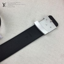 lv 此款腰帶采用雙面設計，壹側為風格休閑的Monogram帆布1-03