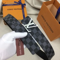 lv 此款腰帶采用雙面設計，壹側為風格休閑的Monogram帆布1-03