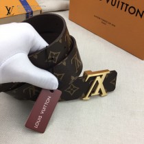 lv 此款腰帶采用雙面設計，壹側為風格休閑的Monogram帆布1-01
