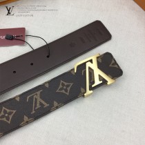 lv 此款腰帶采用雙面設計，壹側為風格休閑的Monogram帆布1-01
