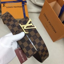 lv 此款腰帶采用雙面設計，壹側為風格休閑的Monogram帆布1-02
