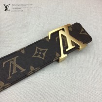 lv 此款腰帶采用雙面設計，壹側為風格休閑的Monogram帆布1-01