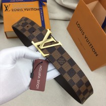 lv 此款腰帶采用雙面設計，壹側為風格休閑的Monogram帆布1-02