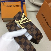 lv 此款腰帶采用雙面設計，壹側為風格休閑的Monogram帆布1-02