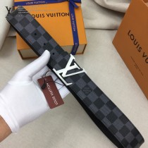 lv 此款腰帶采用雙面設計，壹側為風格休閑的Monogram帆布1-03