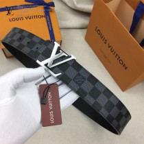 lv 此款腰帶采用雙面設計，壹側為風格休閑的Monogram帆布1-03