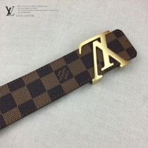 lv 此款腰帶采用雙面設計，壹側為風格休閑的Monogram帆布1-02