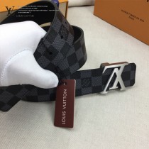 lv 此款腰帶采用雙面設計，壹側為風格休閑的Monogram帆布1-03