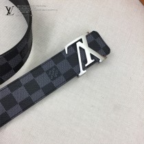 lv 此款腰帶采用雙面設計，壹側為風格休閑的Monogram帆布1-03