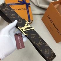 lv 此款腰帶采用雙面設計，壹側為風格休閑的Monogram帆布1-01
