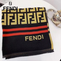 FENDI圍巾披肩多用，專櫃款圖案搭配拼色雙面的設計 身效果也超級棒，顏色搭配都是 羊絨混紡材質   尺寸：180X70cm