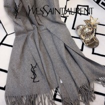 YSL聖羅蘭 羊毛圍巾  手感非常柔軟  奢華有質感！這款圍巾質地柔軟而溫暖，經典而永不過時  細膩柔軟上身效果都百搭