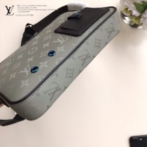 M44169 原版皮 Alpha郵差包