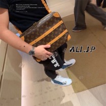 M68494 新款吳亦凡同款原版皮  Soft Trunk 小號郵差包