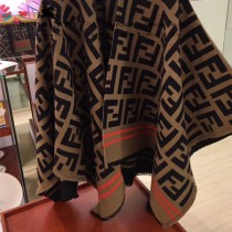 FENDI芬迪 重磅最新經典FF字母元素羊毛鬥篷