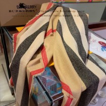 Burberry最新標誌條紋圍巾