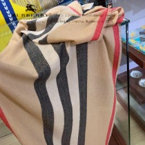 Burberry最新標誌條紋圍巾