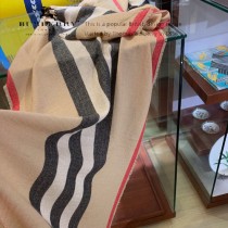 Burberry最新標誌條紋圍巾