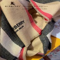 Burberry最新標誌條紋圍巾