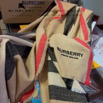 Burberry最新標誌條紋圍巾