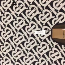 巴寶莉 Burberry   最新的豎條雙面鬥篷