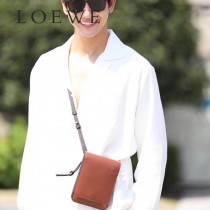 LOEWE 030 LOEWE 羅意威  gusset flat crossbody bag系列男裝包