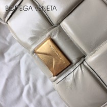 BV 9877-004 原單 Cassette小牛皮枕頭包