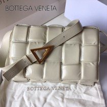 BV 9877-004 原單 Cassette小牛皮枕頭包