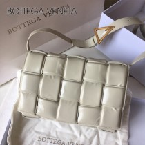 BV 9877-004 原單 Cassette小牛皮枕頭包