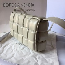 BV 9877-004 原單 Cassette小牛皮枕頭包