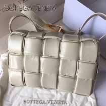 BV 9877-004 原單 Cassette小牛皮枕頭包