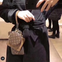 M68756 原單經典Monogram 帆布於三款手拿包變幻格調