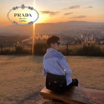 1BD671 PRADA普拉達新款原版皮郵差包