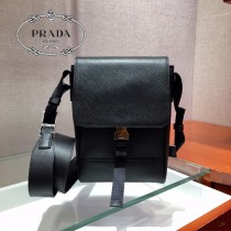 2VD019 PRADA普拉達新款原版皮男士郵差包斜挎包