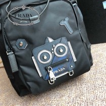 2VZ135-1 PRADA 普拉達新款原版皮 機器人雙肩背包