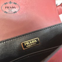 1BD045-1 PRADA普拉達新款原版皮郵差包