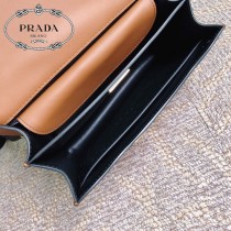 1BD045-06 PRADA普拉達新款原版皮郵差包