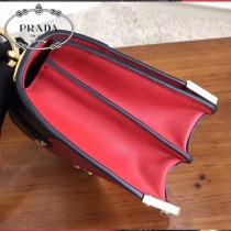 1BD045-02 PRADA普拉達新款原版皮郵差包