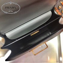 1BD045-09 PRADA普拉達新款原版皮郵差包