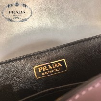 1BD045-09 PRADA普拉達新款原版皮郵差包