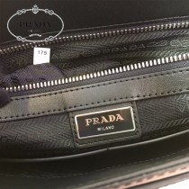 2VD018-1 PRADA普拉達新款原版皮男士郵差包斜挎包