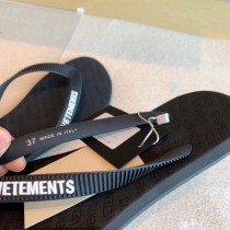 vetements-04  2020SS夏日懶人 人字拖鞋