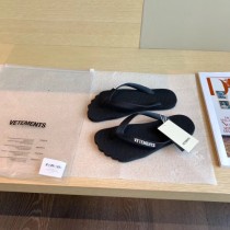 vetements-02  2020SS夏日懶人 人字拖鞋