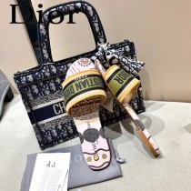 Dior-09  代購頂級春夏膠囊系列立體刺繡度假平底字母拖