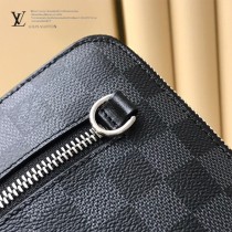 LV  M60417-03  原版皮 New Pouch 手拿包