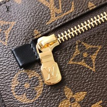 LV  M60417-01  原版皮 New Pouch 手拿包