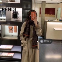 Fendi 秋冬最新款簡單大氣是這款圍巾