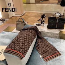 Fendi 秋冬最新款簡單大氣是這款圍巾