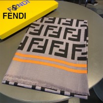 Fendi新款老花和鏈條元素設計絲絨巾