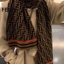 Fendi 秋冬最新款簡單大氣是這款圍巾